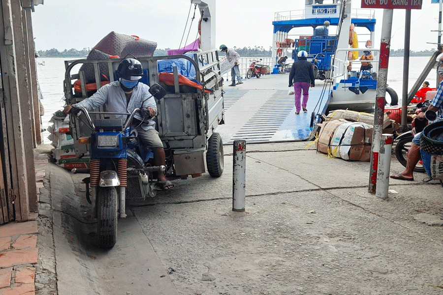 Xe 3 bánh chở cồng kềnh chui qua khe cọc để qua đò Xe 3 bánh chở cồng kềnh chui qua khe cọc để qua đò