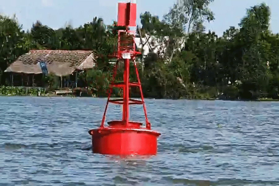 Phao nổi cảnh báo khu vực có chướng ngại vật nguy hiểm trên nhánh sông Tiền