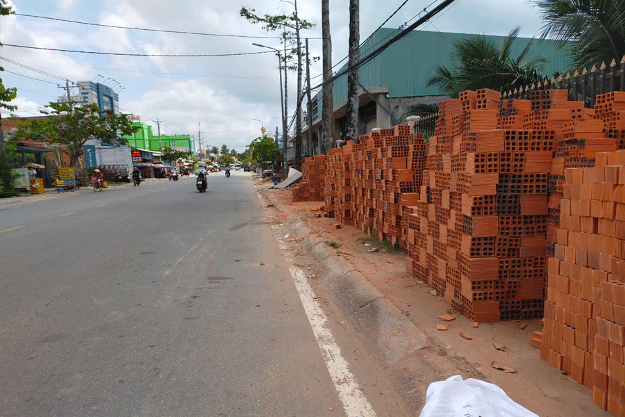 Gạch được chất tràn ra hết vỉa hè Gạch được chất tràn ra hết vỉa hè