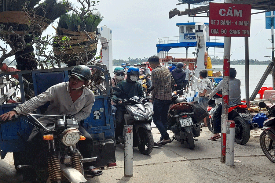 Chở xe 3 bánh trái phép hoạt động bát nháo tại bến đò Bang Tra