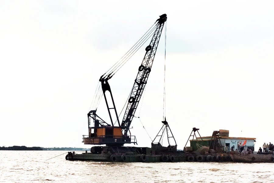 Hoạt động khai thác cát của Công ty Trung Hiếu Phát tại mỏ cát Cẩm Sơn trên sông Cổ Chiên