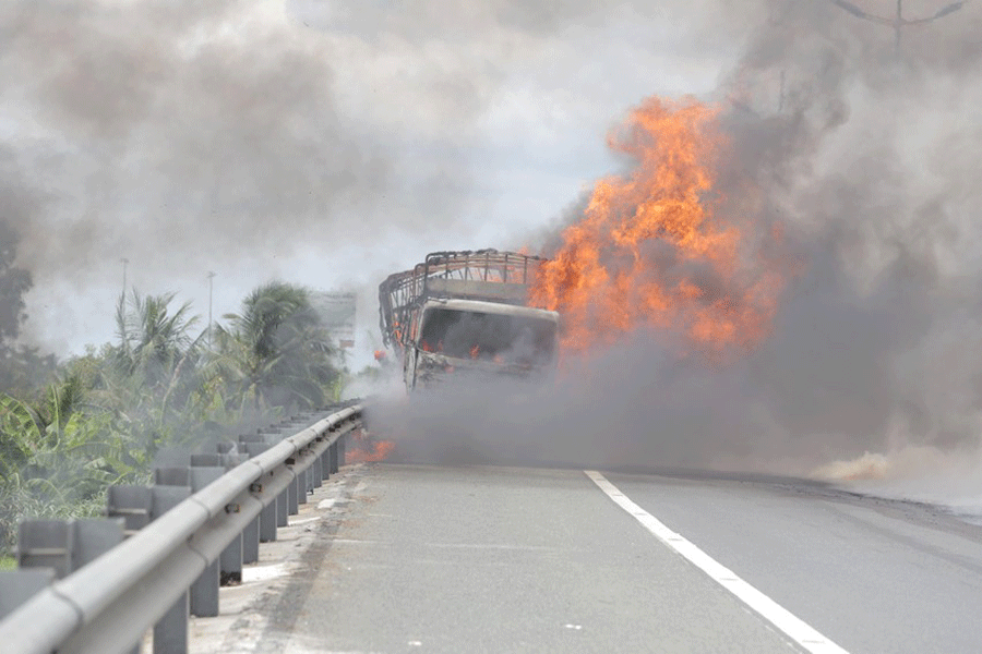Xe chở dầu nhớt bốc cháy trên cao tốc. Ảnh: Huỳnh Du