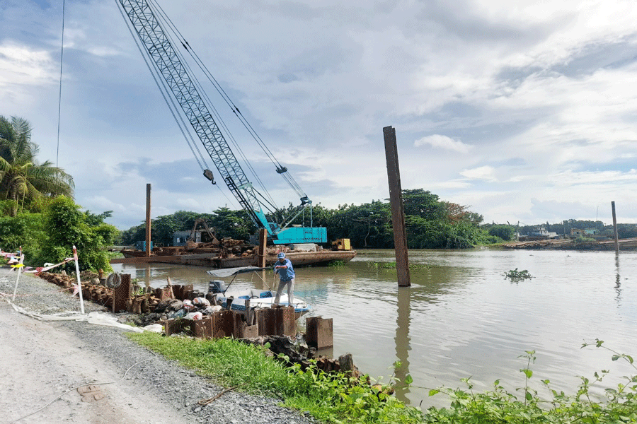 Tiền Giang: Khắc phục sự cố đường nông thôn bị sạt lở do tháo đập tạm ngăn mặn 