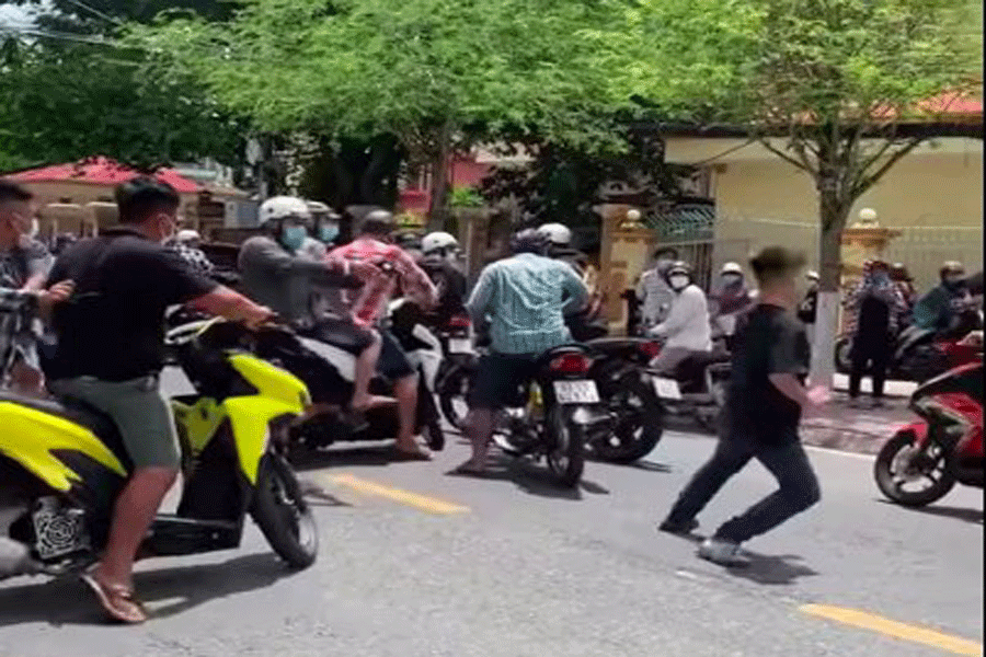 Vụ gây rối trật tự công cộng xảy ra trước cổng TAND tỉnh Tiền Giang, sau khi tòa tuyên án 22 bị cáo vụ bắn chết người