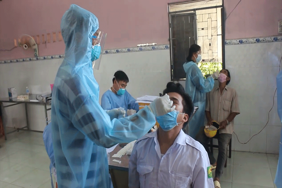 Ngành y tế thực hiện test nhanh COVID-19 cho người dân. Ảnh: ĐH