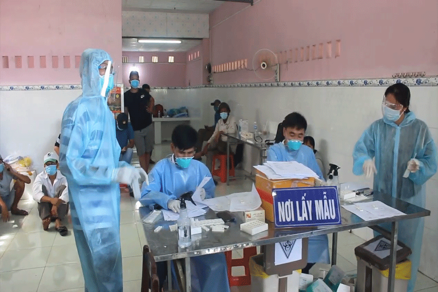 Lấy mẫu xét nghiệm COVID-19. Ảnh: ĐH