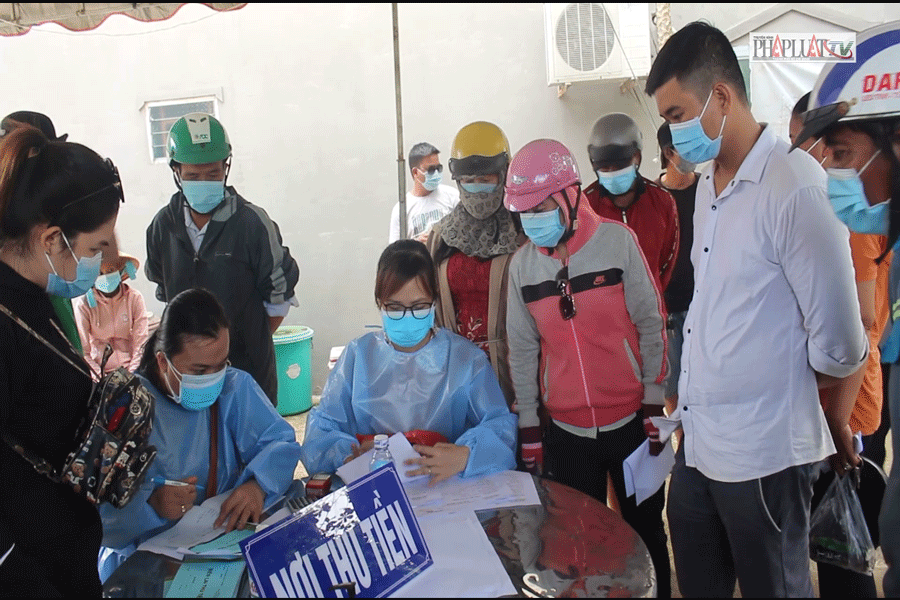 Người dân đóng phí để được test nhanh COVID-19. Ảnh: ĐH