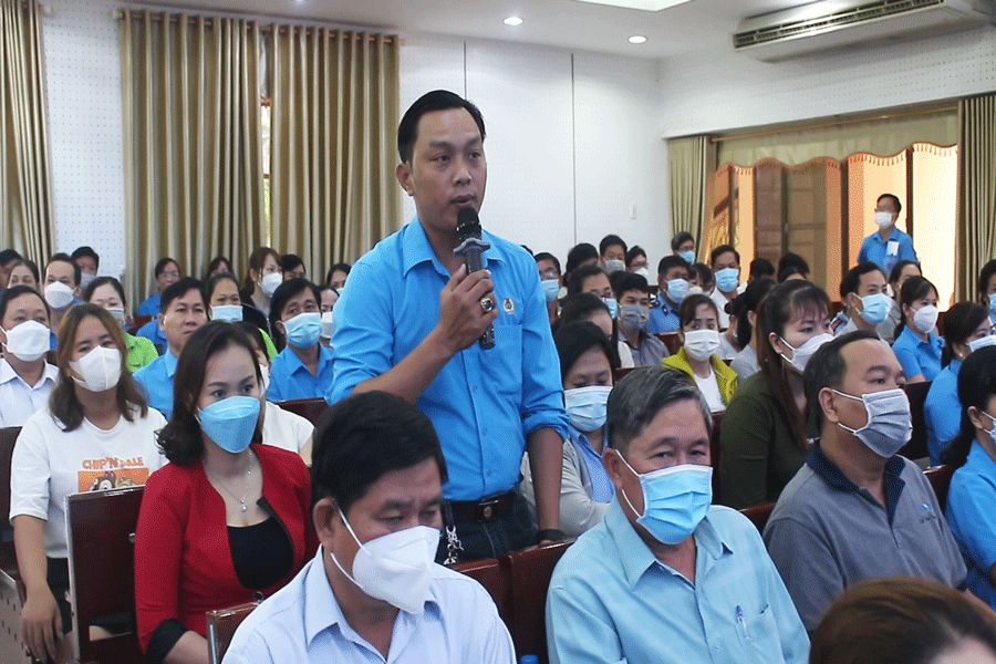 Công nhân phản ánh với lãnh đạo tỉnh về tìn hình tín dụng đen tại các KCN. Ảnh: ĐH Công nhân phản ánh với lãnh đạo tỉnh về tìn hình tín dụng đen tại các KCN. Ảnh: ĐH