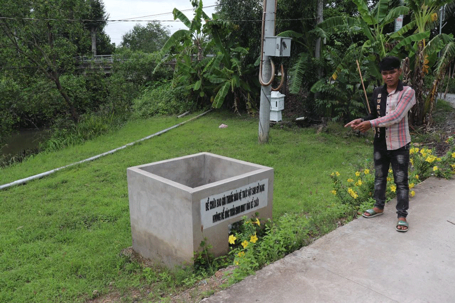 Bắt 1 'con nghiện' trộm hàng loạt nắp đậy bể rác thải