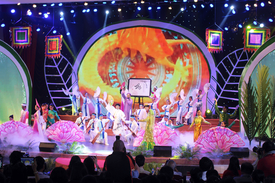 Chuỗi tiết mục văn nghệ khai mạc Hội diễn "Tiếng hát hẹn hò 9 dòng sông". Ảnh: ĐH Chuỗi tiết mục văn nghệ khai mạc Hội diễn "Tiếng hát hẹn hò 9 dòng sông". Ảnh: ĐH