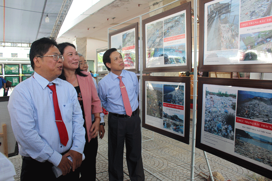 Lãnh đạo Cục thông tin cơ sở và lãnh đạo tỉnh Bến Tre tham quan triển lãm