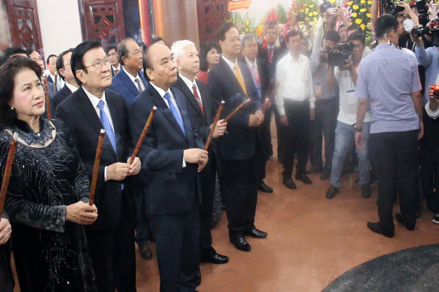 Chủ tịch nước Nguyễn Xuân Phúc và các lãnh đạo, nguyên lãnh đạo Đảng, Nhà nước dâng hương tại đền thờ Cụ Nguyễn Đình Chiểu Chủ tịch nước Nguyễn Xuân Phúc và các lãnh đạo, nguyên lãnh đạo Đảng, Nhà nước dâng hương tại đền thờ Cụ Nguyễn Đình Chiểu