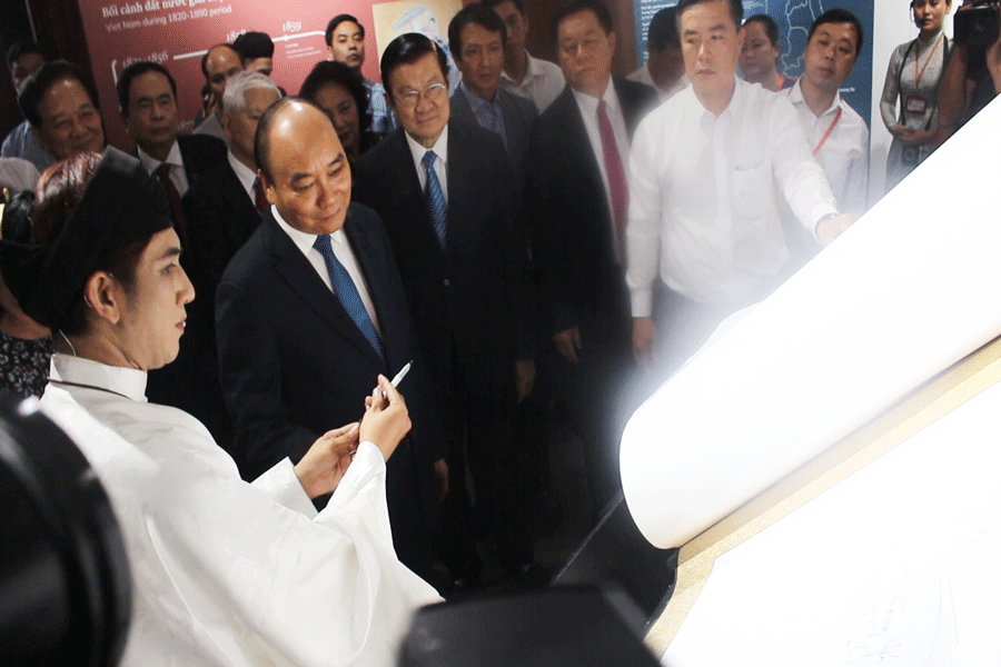 Chủ tịch nước Nguyễn Xuân Phúc tham quan quyển sách khổ lớn về Danh nhân Nguyễn Đình Chiểu được trưng bày tại đền thờ Cụ Chủ tịch nước Nguyễn Xuân Phúc tham quan quyển sách khổ lớn về Danh nhân Nguyễn Đình Chiểu được trưng bày tại đền thờ Cụ