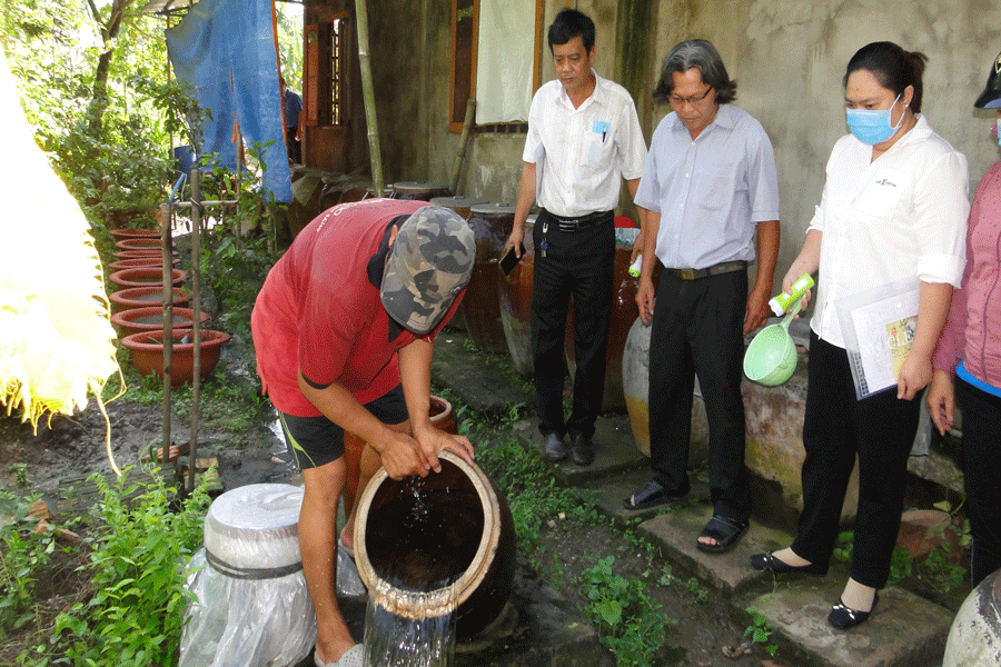 Người dân vệ sinh dụng cụ chứa nước không tạo môi trường cho muỗi sinh sản và lăng quăng sinh sống. Ảnh: CTV