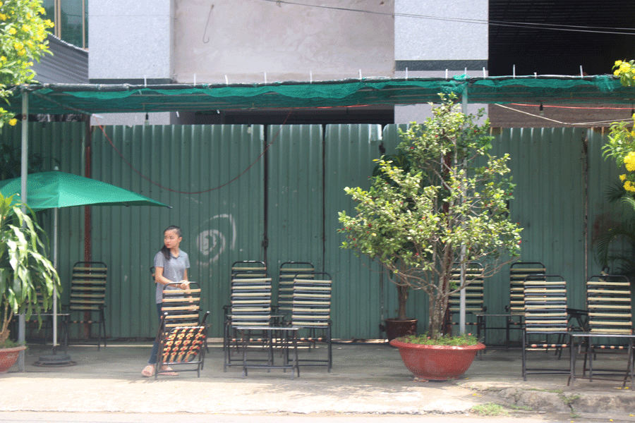 Toàn bộ mặt tiền phía trước tòa nhà trên đất công bị chiếm dụng bán quán nước. Ảnh: ĐH