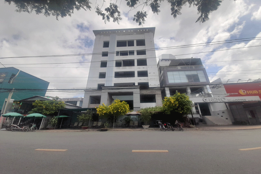 Công trình hàng chục tỷ đồng nằm ở khu đất công nhà nước trên vị trí đắc địa, đẹp nhất trung tâm TP.Bến Tre bị bỏ hoang nhiều năm