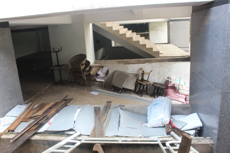 Nhiều vật dụng, rác thải vương vứt vương vãi bên trong tòa nhà