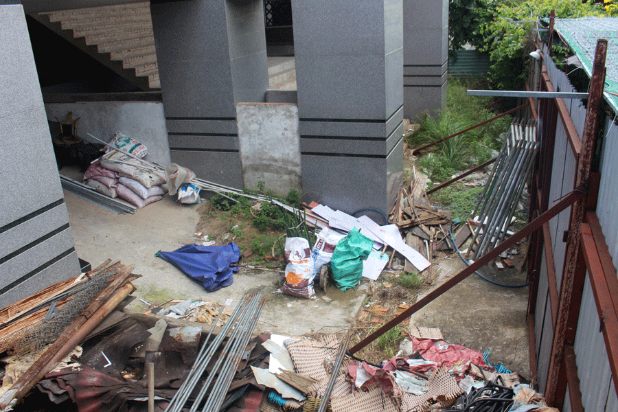 Do bị bỏ hoang nhiều năm bên trong tòa nhà ngổn ngang rác thải, vật dụng. Ảnh: ĐH