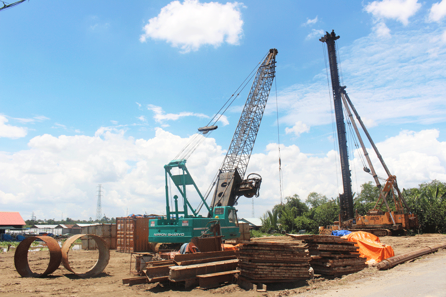 Nhà thầu huy động máy móc thiết bị đến hiện trường chờ mặt bằng để thi công dự án cầu Rạch Miễu 2. Ảnh: Đ.HÀ