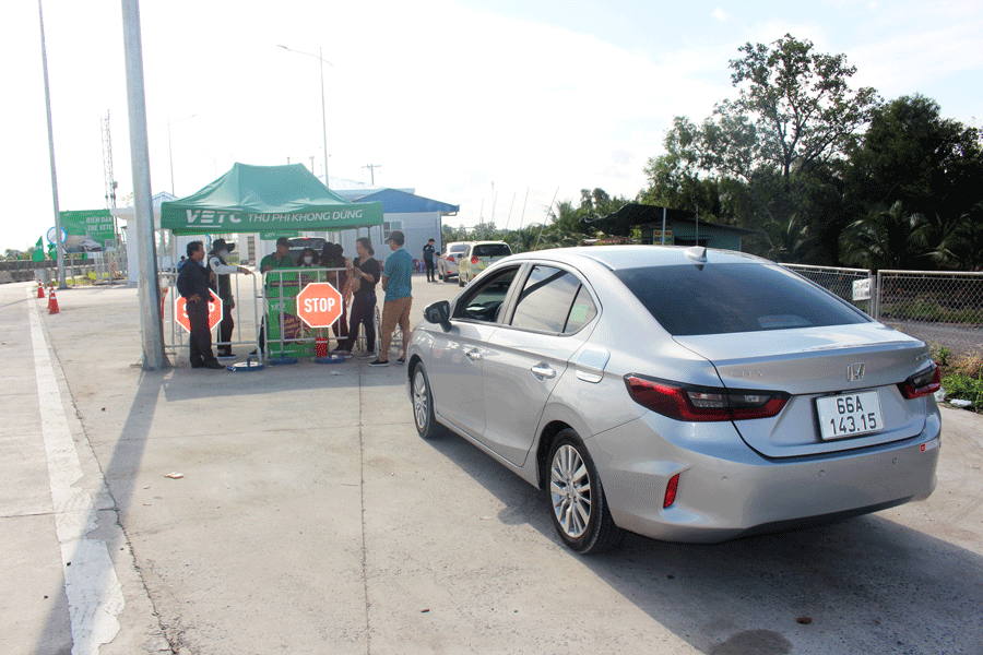 Nhân viên hướng dẫn chủ phương tiện dán thẻ ETC tại chỗ trước khi vào cao tốc Trung Lương - Mỹ Thuận. Ảnh: Đ.HÀ