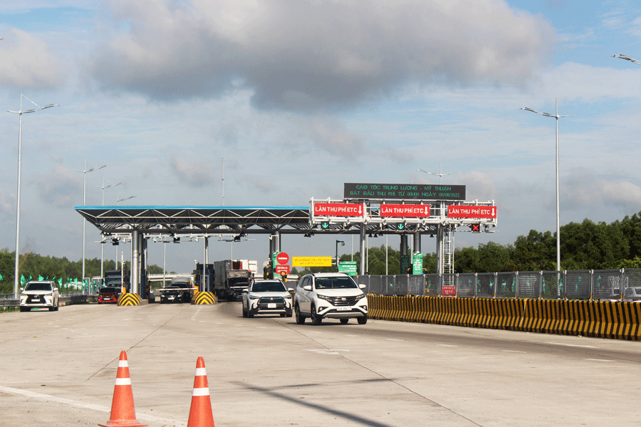 Cao tốc Trung Lương – Mỹ Thuận ngày đầu thu phí vắng xe, Quốc lộ 1 lượng xe tăng cao