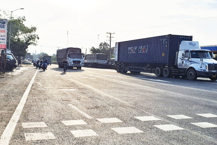 Phương tiện lưu thông trên Quốc lộ 1 tăng cao so với thời điểm chưa thu phí cao tốc Trung Lương - Mỹ Thuận. Ảnh: Đ.HÀ