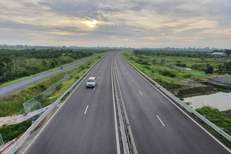 Cao tốc Trung Lương - Mỹ Thuận vắng xe ngày đầu thu phí. Ảnh: Đ.HÀ