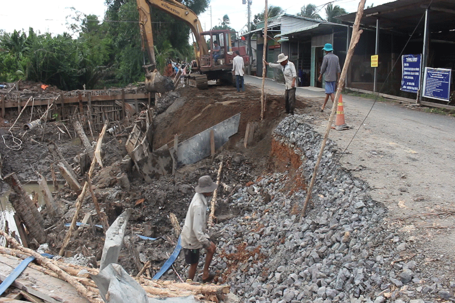 Đơn vị thi công cống làm sạt lở một nửa mặt đường huyện lộ 173. Ảnh: Đ.HÀ