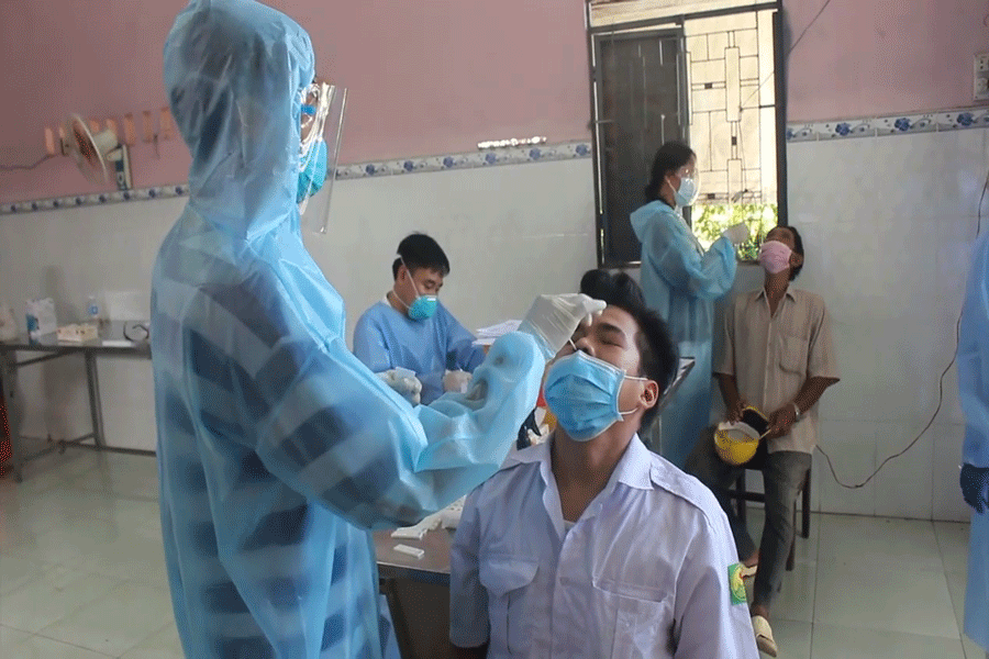 Xét nghiệm COVID-19 cho người dân thời điểm dịch Covid-19 bùng phát. Ảnh: Đ.HÀ