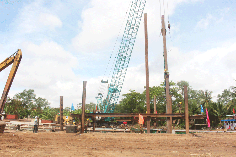 Sau lễ khởi công, công trình 4 cống ngăn mặn sẽ được khẩn trương xây dựng. Ảnh: Đ.HÀ