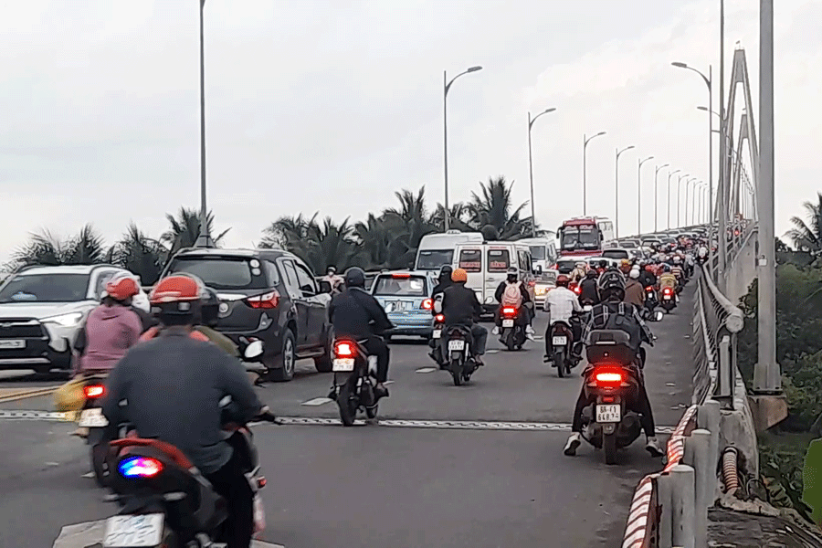 Kẹt xe cầu Rạch Miễu vào dịp nghỉ lễ 30-4-2022. Ảnh: Đ.HÀ