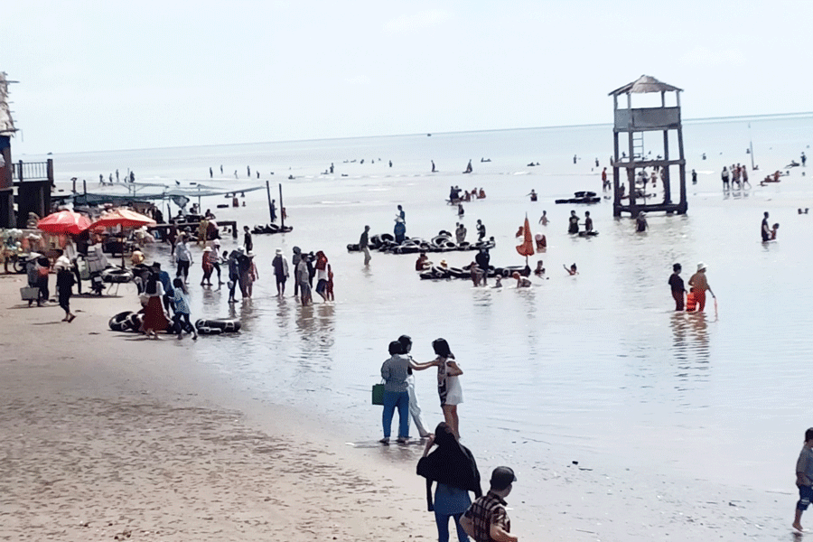 Du lịch biển Cồn Bửng thu hút đông khách dịp lễ 2-9. Ảnh: T.B Du lịch biển Cồn Bửng thu hút đông khách dịp lễ 2-9. Ảnh: T.B