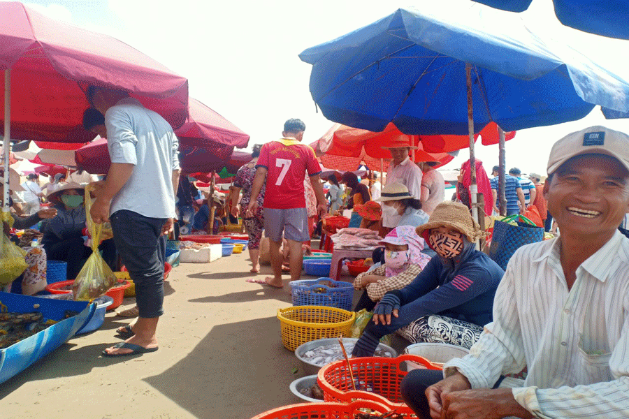 Náo nhiệt tại khu du lịch biển Cồn Bửng dịp lễ 2-9. Ảnh: T.B Náo nhiệt tại khu du lịch biển Cồn Bửng dịp lễ 2-9. Ảnh: T.B