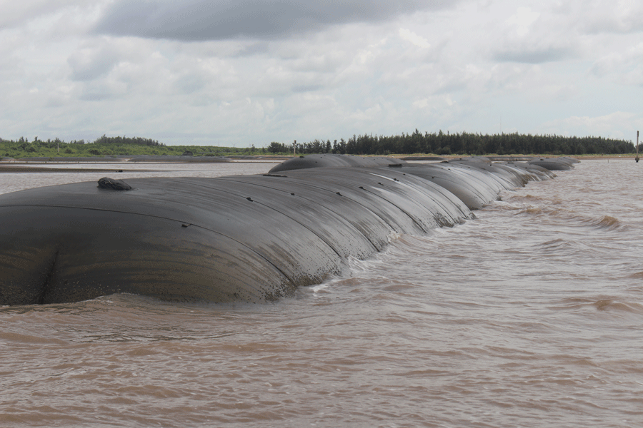 Kè giảm sóng tại biển Cồn Bửng. Ảnh: Đ.HÀ