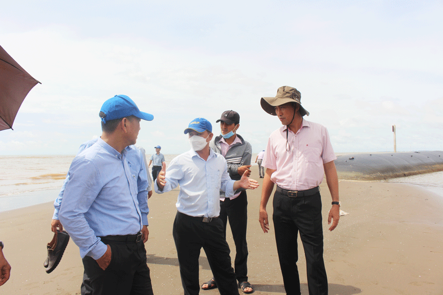 Ngành chức năng khảo sát công trình kè giảm sóng. Ảnh: Đ.HÀ