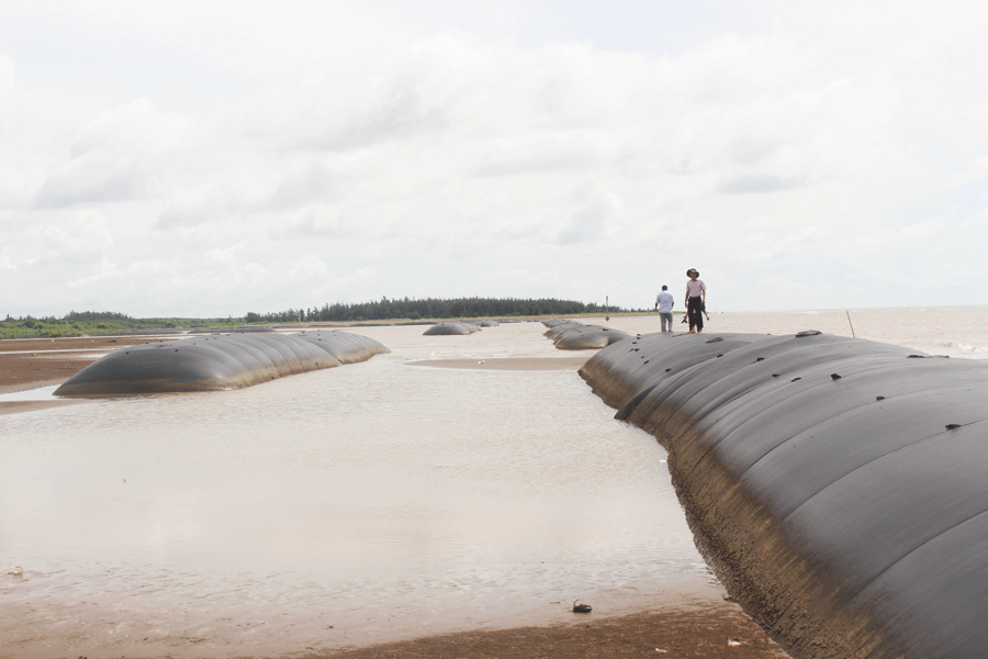 Dự án kè mềm giảm sóng được xây dựng tại khu vực bờ biển Cồn Bửng, huyện Thạnh Phú (Bến Tre). Ảnh: Đ.HÀ