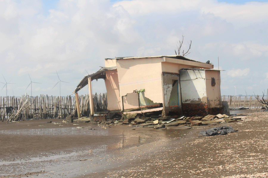 Sóng biển đánh sập nhà dân ở bờ biển Cồn Ngoài. Ảnh: Đ.HÀ