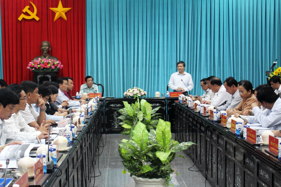 Lãnh đạo tỉnh Bến Tre và lãnh đạo tỉnh Vĩnh Long làm việc thống nhất phương án xây cầu Đình Khao thay thế bến phà Đình Khao hiện hữu. Ảnh: Đ.HÀ