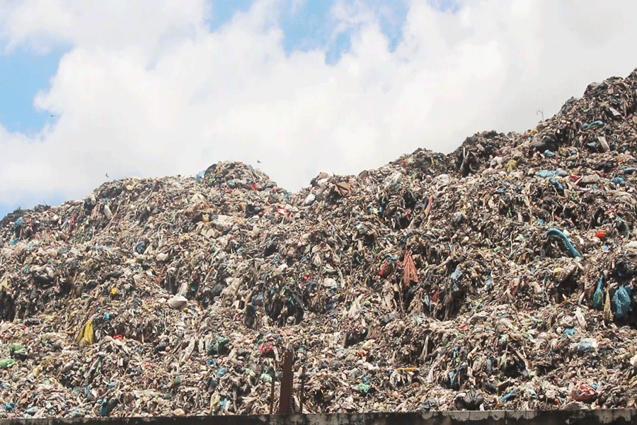 Rác thải tại nhà máy xử lý rác thải Bến Tre tồn đọng &quot;thành núi&quot; lộ thiên bốc mùi hôi thối. Ảnh: Đ.HÀ