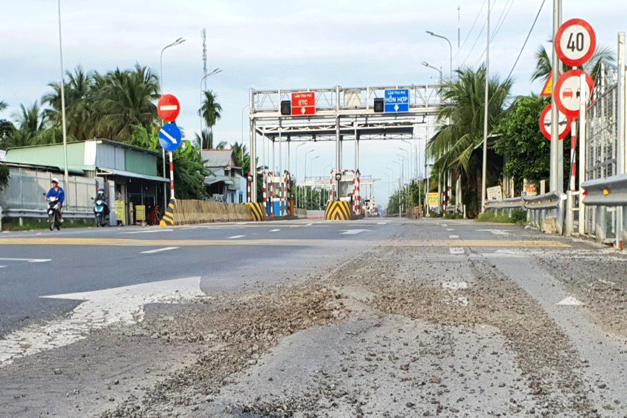 Trạm thu phí BOT Cai Lậy trên tuyến tránh thị xã Cai Lậy. Ảnh: Đ.HÀ