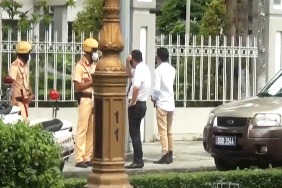 Lực lượng CSGT Công an Tiền Giang kiểm tra xe biển xanh chở luật sư đến dự tòa. Ảnh: CTV