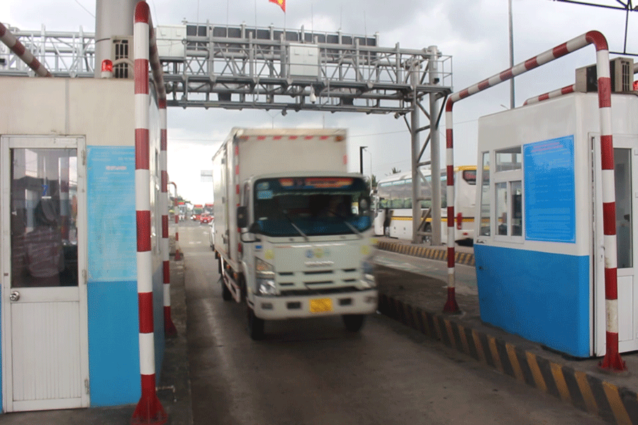 Phương tiện qua trạm thu phí BOT Cai Lậy trên QL1. Ảnh: Đ.HÀ