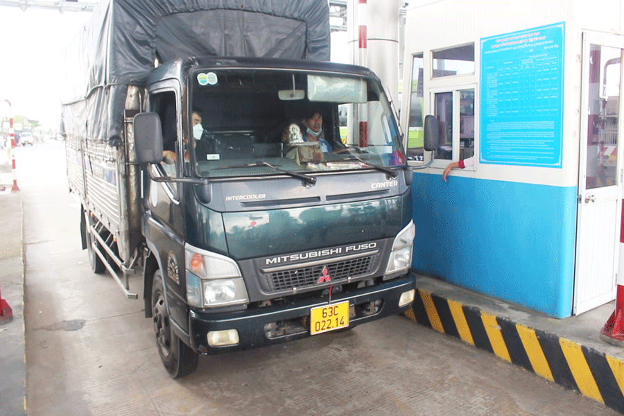 Xe qua trạm thu phí BOT Cai Lậy ngày thu phí thử nghiệm. Ảnh: Đ.HÀ
