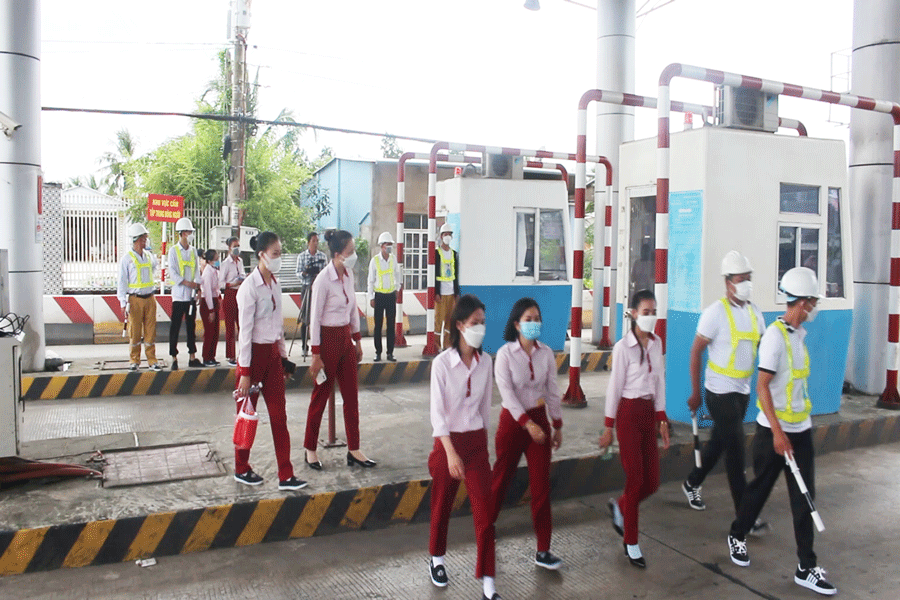 Nhân viên thu phí vào thu phí thử nghiệm tại trạm BOT Cai Lậy. Ảnh: Đ.HÀ