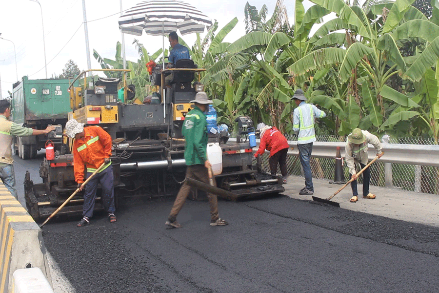 Nhà đầu tư khẩn trương sửa chữa hư hỏng mặt đường trên tuyến tránh và sẽ hoàn thành trong ngày 25-9. Ảnh: Đ.HÀ