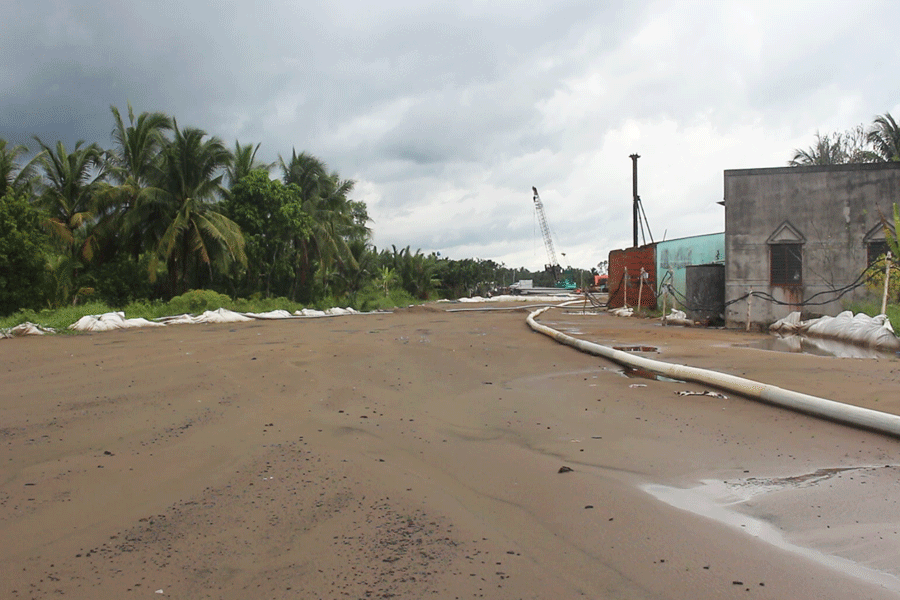 Nền đường dự án cầu Rạch Miễu 2 đã được bơm cát tại một số đoạn. Ảnh: Đ.HÀ