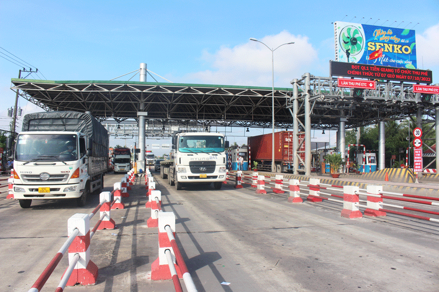 Phương tiện lưu thông qua trạm thu phí. Ảnh: Đ.HÀ
