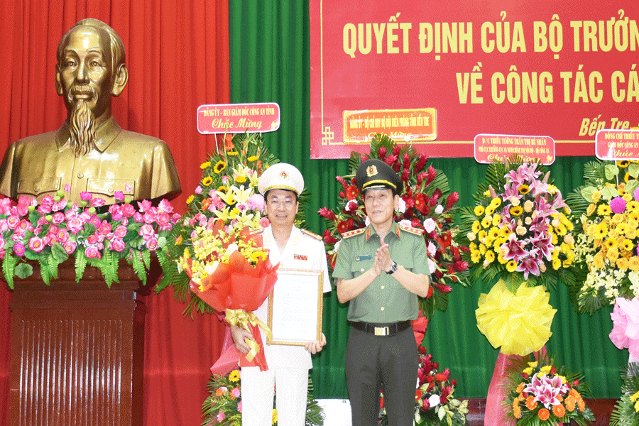 Thứ trưởng Lương Tam Quang trao quyết định của Bộ trưởng Bộ Công an về việc điều động, bổ nhiệm Đại tá Trương Sơn Lâm. Ảnh: C.A Thứ trưởng Lương Tam Quang trao quyết định của Bộ trưởng Bộ Công an về việc điều động, bổ nhiệm Đại tá Trương Sơn Lâm. Ảnh: C.A