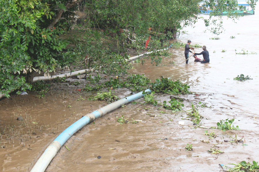 Đường ống dẫn bơm cát từ sà lan neo đậu tại bến thủy trên sông Cửa Đại lên dự án khu tái định cư KCN Phú Thuận. Ảnh: Đ.HÀ