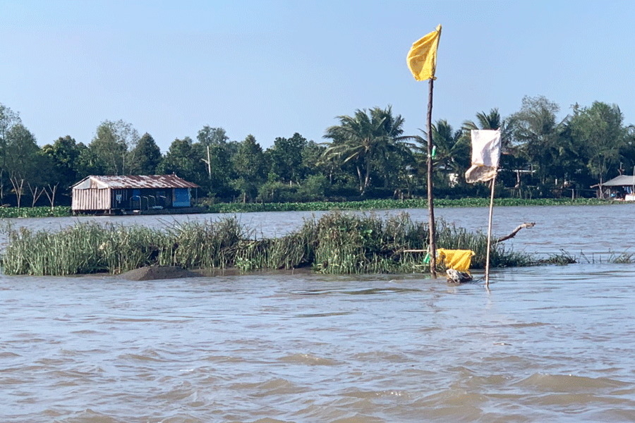 Khu vực cồn nổi trên nhánh sông Tiền chìm ẩn trong dòng nước khi nước lớn tiềm ẩn tai nạn giao thông thủy. Ảnh: Đ.HÀ Khu vực cồn nổi trên nhánh sông Tiền chìm ẩn trong dòng nước khi nước lớn tiềm ẩn tai nạn giao thông thủy. Ảnh: Đ.HÀ